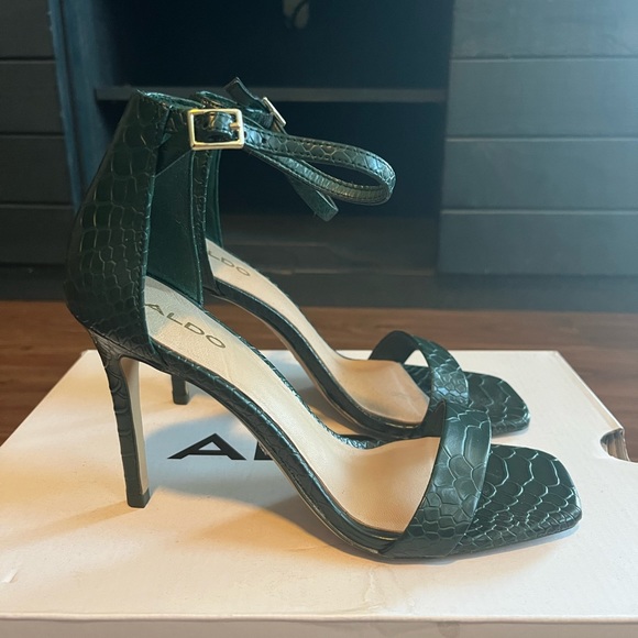 Ankle strap sandal and purse - Picture 3 of 9